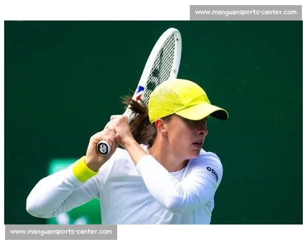 温网首日创 32.3℃历史高温！斯瓦泰克训练汗如雨下